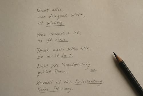 Handschriftliche Notiz: Klarheit ist eine Entscheidung, keine Stimmung.
